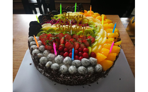 集體生日會，員工樂翻天